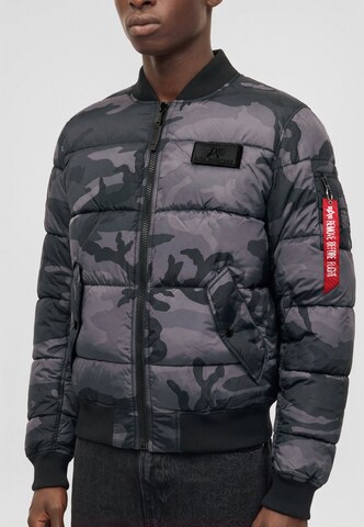 ALPHA INDUSTRIES Übergangsjacke 'Camo' in Schwarz