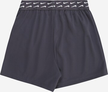 NIKE Regular Sportshorts in Grau