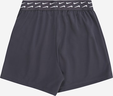 NIKE Regular Sportshorts in Grau