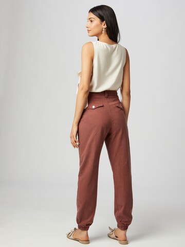 Guido Maria Kretschmer Women - Tapered Pantalón plisado 'Nicola' en marrón