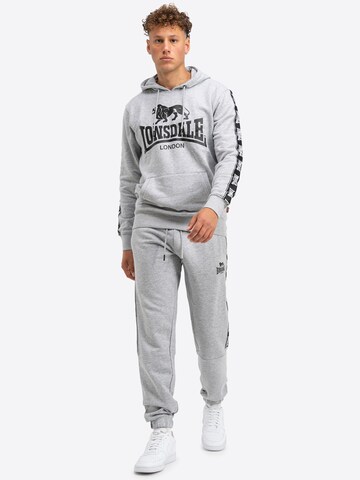 Effilé Pantalon de sport 'Grutness' LONSDALE en gris