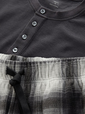 Next Pyjamas lång i grå