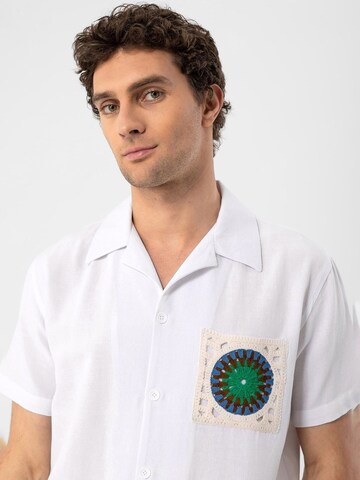 Antioch - Regular Fit Camisa em branco