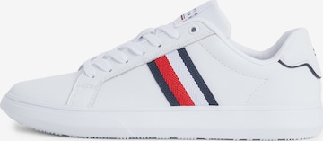 Baskets basses TOMMY HILFIGER en blanc : devant