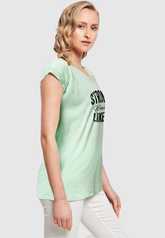 Merchcode Shirt 'WD - Strong Like A Woman' in Groen