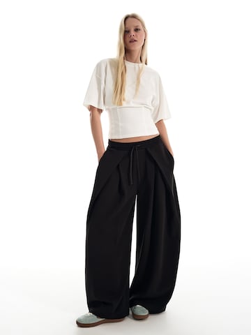 BershkaBaggy Hlače s naborima - crna boja