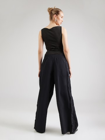 ADIDAS ORIGINALS - Pierna ancha Pantalón 'ADIBREAK' en negro