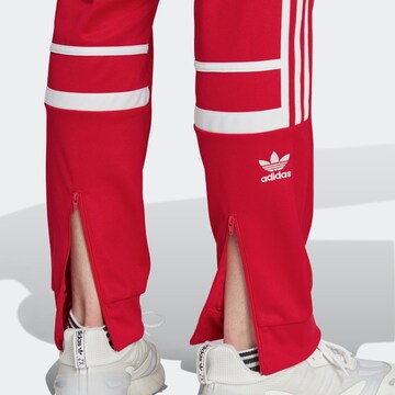 ADIDAS ORIGINALS Tapered Broek 'Adicolor Classics Cutline' in Rood