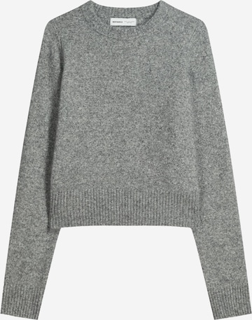 Pulover de la Bershka pe gri: față