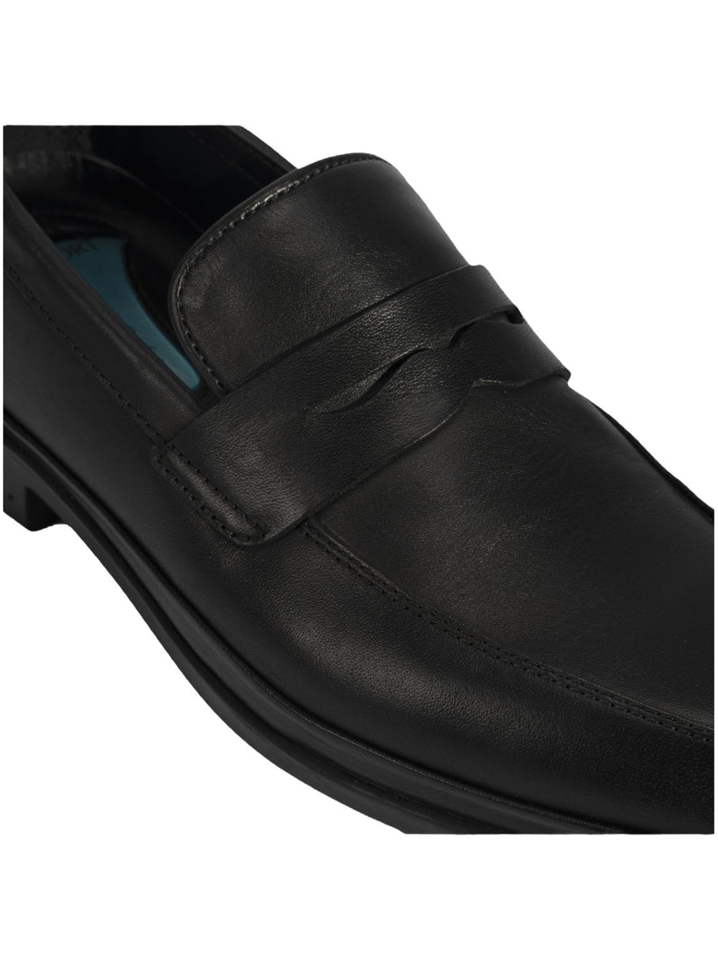 Desa Moccasins in Black