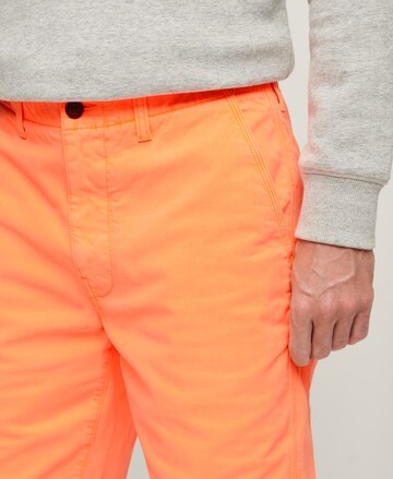 Regular Pantalon chino Superdry en orange