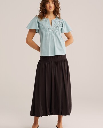 Bluză de la WE Fashion pe albastru