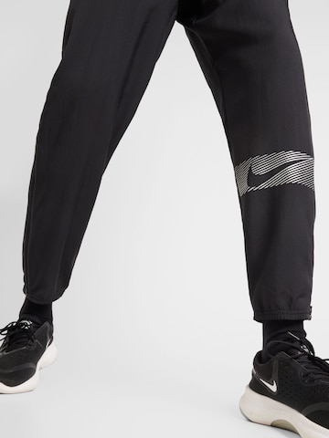 NIKE Zwężany krój Spodnie sportowe 'FLSH CHALLENGER' w kolorze czarny