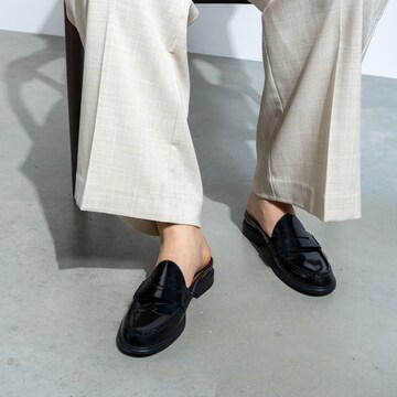 Chaussure basse Isabel Bernard en noir : devant
