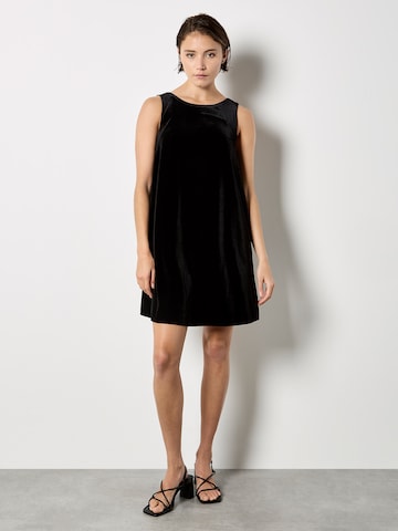 Robe ' ' Apricot en noir : devant