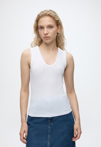 GAP Top in White: front