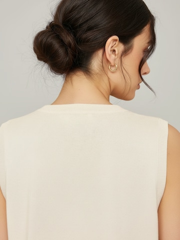 WEARABLE STORIES Trui 'Gilet manou' in Beige