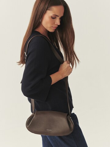 TATUUM - Mala de ombro 'Livia 1' em castanho