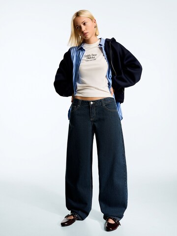 Bershka Baggy Jeans in Blue: front