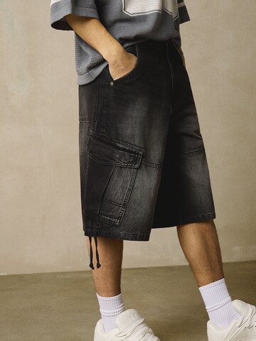 Bershka Baggy Cargo jeans in Black: front