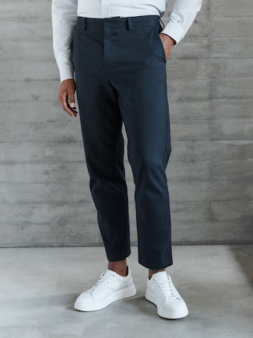 Slimfit Pantaloni chino 'Essential' di DAN FOX APPAREL in blu: frontale