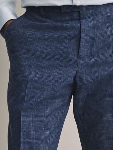 Coupe slim Pantalon à plis Next en bleu