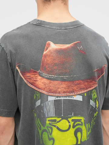 Abercrombie & Fitch Póló 'MCLAREN AUSTIN CAPSULE' - szürke