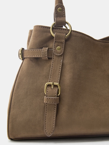 Plase de cumpărături de la Pull&Bear pe maro