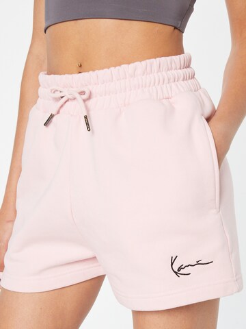 Regular Pantalon Karl Kani en rose