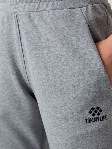 Tommy Life Regular Pants in Grey