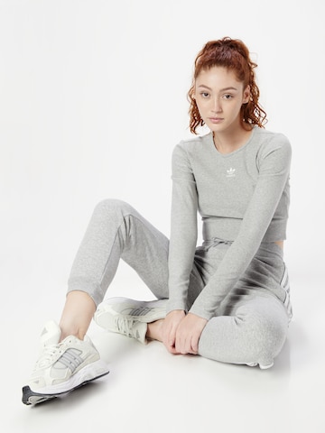 pilka ADIDAS ORIGINALS Marškinėliai 'Essentials'