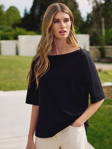 Tricou de la Next pe negru: față