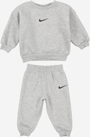 Nike Sportswear Joggingpak 'ESSENTIAL' in Grijs: voorkant