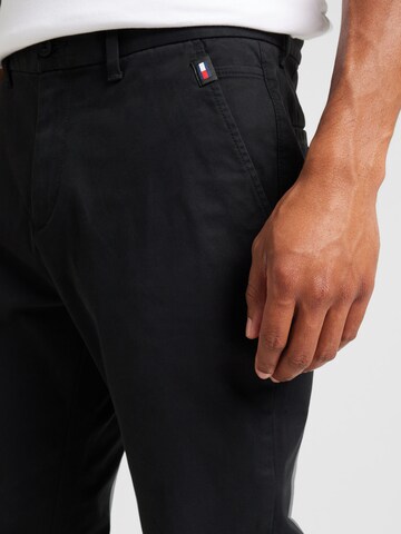 Tommy Jeans Štandardný strih Chino nohavice 'AUSTIN' - Čierna