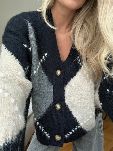 Noella Neuletakki ' N-Laiana Knit Cardigan ' värissä sininen