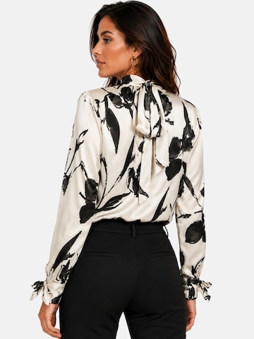 REGINA FASHION Bluzka 'Blouse with Standing collar print' w kolorze beżowy