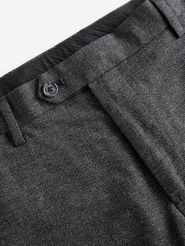 Coupe slim Pantalon à plis Next en gris