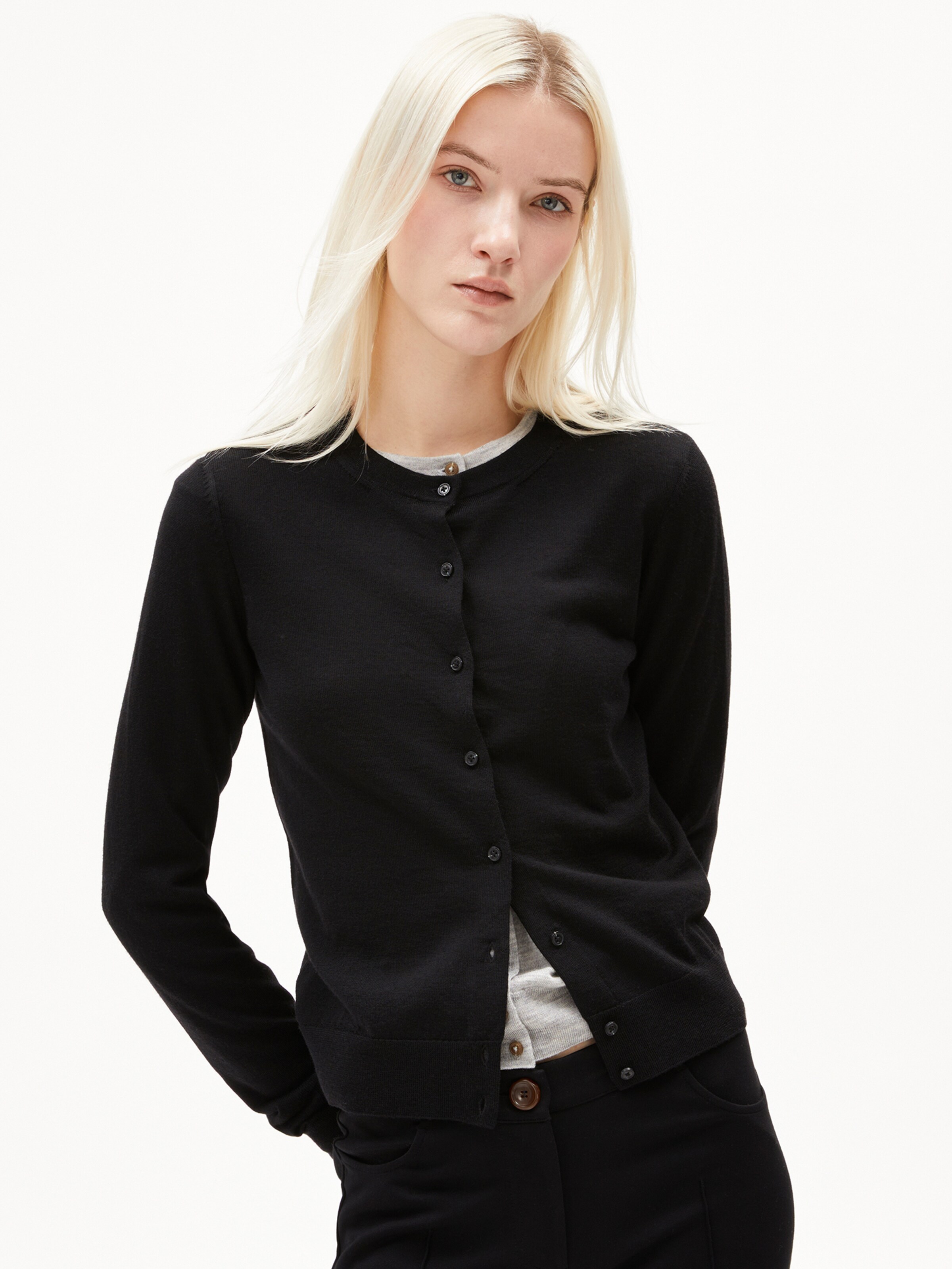 ARMEDANGELS Strickjacke ' OPHALIAA MERINO ' in Schwarz: Vorderseite