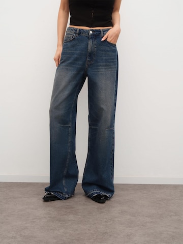 RÆRE by Lorena Rae Flared Jeans 'Tall' in Blau: predná strana