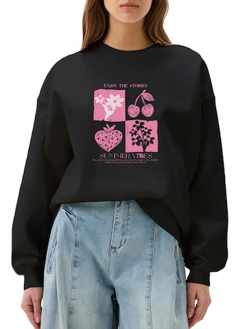 Felpa 'Women's Crew Neck Sweatshirt with Cherry Print & Fleece Lining for Autumn/Winter' di GORHEY in nero: frontale