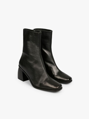 Scalpers Ankle Boots in Black