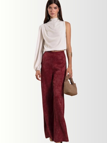THE-ARE Wide leg Trousers in Red: front