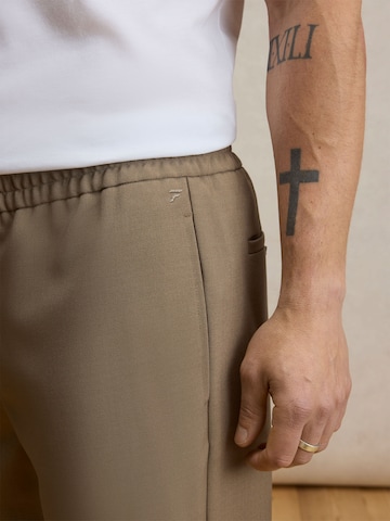 DAN FOX APPAREL Normalny krój Spodnie 'Gregor' w kolorze brązowy