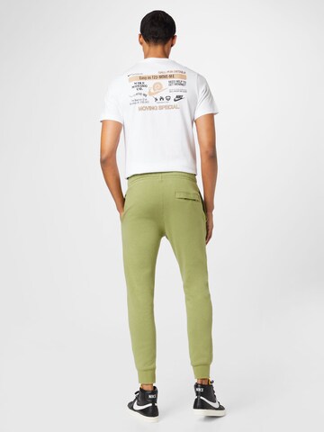 Tapered Pantaloni 'Club Fleece' de la Nike Sportswear pe verde