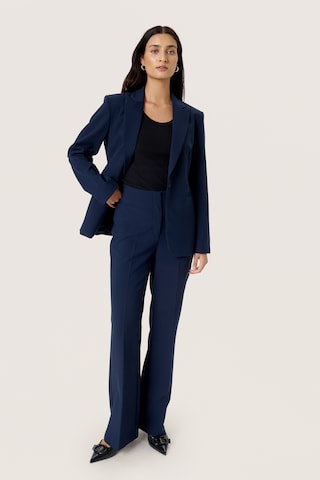 SOAKED IN LUXURY Flared Bügelfaltenhose 'Corinne  ' in Blau