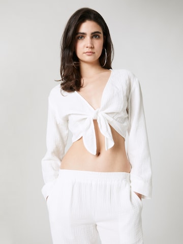 LENI KLUM x ABOUT YOU חולצות נשים 'Felicia' בלבן: מלפנים
