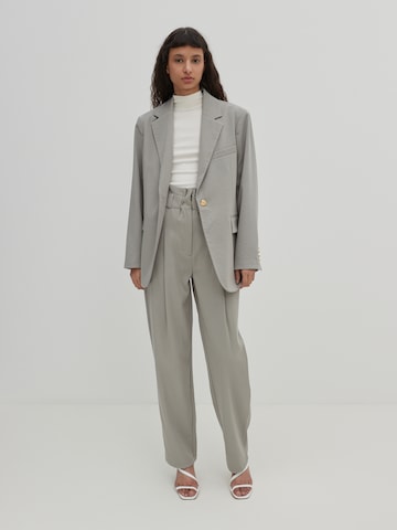 EDITED - regular Pantalón plisado 'Dana' en gris