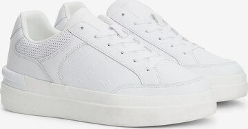 Chaussure à lacets TOMMY HILFIGER en blanc