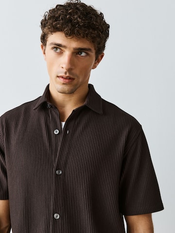 Next - Regular Fit Camisa em castanho