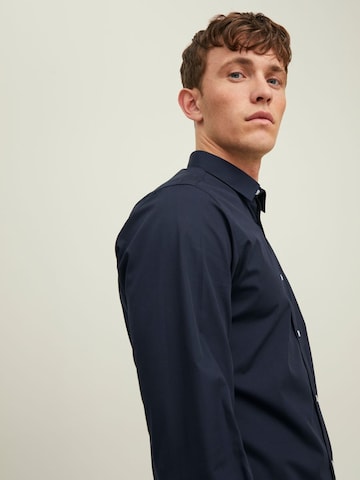mėlyna JACK & JONES Priglundantis modelis Marškiniai 'JJJOE'